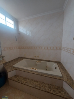 CASA NO BAIRRO MUARAMA
