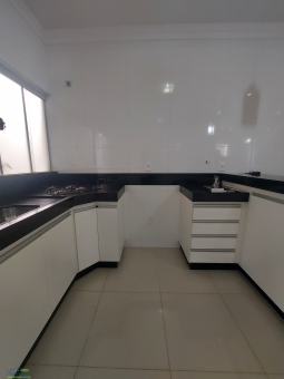 CASA NO BAIRRO PARQUE DAS AROEIRAS