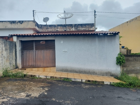 CASA NO CENTRO- PR&Oacute;XIMO A AROUCA 