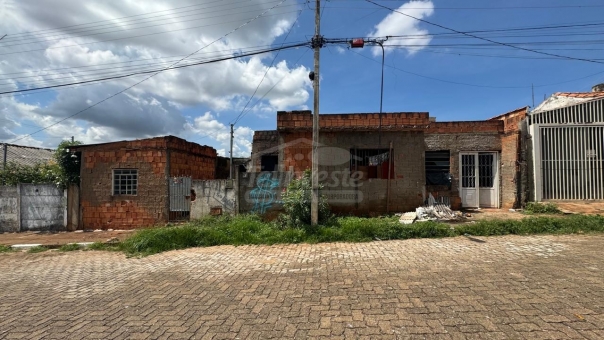 CASA PR&Oacute;XIMA AO SUPERMERCADO CERGRAN