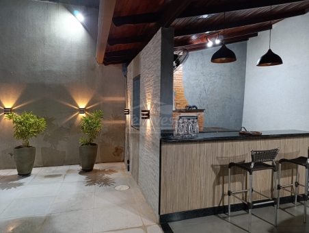 CASA NO CENTRO COM  PONTO COMERCIAL