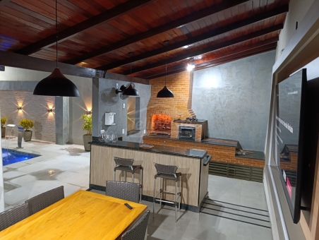 CASA NO CENTRO COM  PONTO COMERCIAL