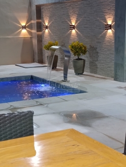 CASA NO CENTRO COM  PONTO COMERCIAL