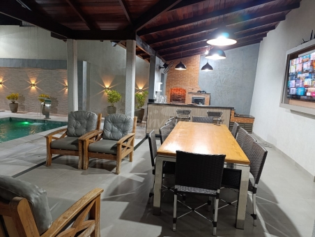 CASA NO CENTRO COM  PONTO COMERCIAL