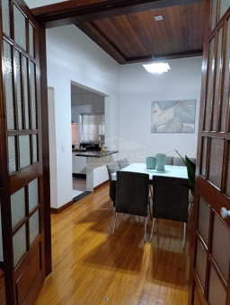 CASA NO CENTRO COM  PONTO COMERCIAL
