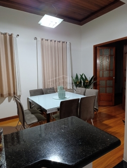 CASA NO CENTRO COM  PONTO COMERCIAL