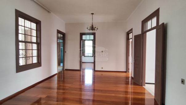 Excelente Casa Comercial - Centro