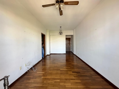 EXCELENTE APARTAMENTO A VENDA EM FRENTE A PRA&Ccedil;A 