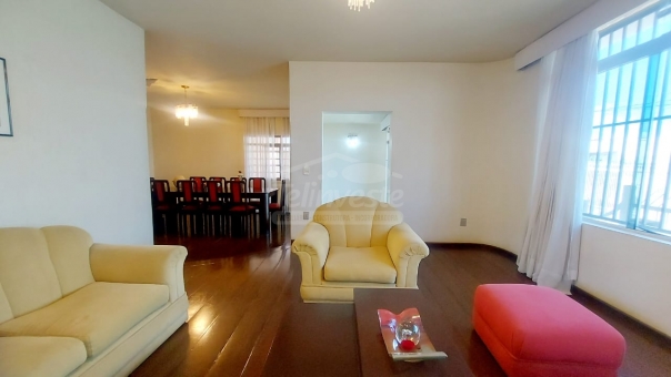 CASA NO CENTRO DE PASSOS/PROXIMO AO CPN 