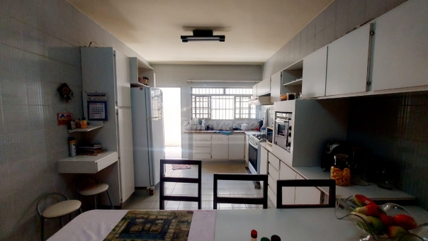 CASA NO CENTRO DE PASSOS/PROXIMO AO CPN 