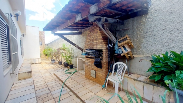 CASA NO CENTRO DE PASSOS/PROXIMO AO CPN 