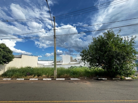 Lote no Parque das Aroeiras de esquina 