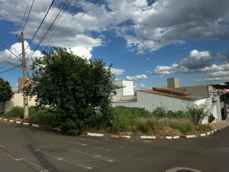Lote no Parque das Aroeiras de esquina 