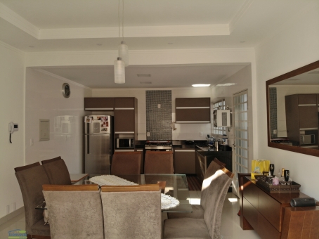 CASA NO BAIRRO CANDEIAS (PR&Oacute;XIMO AO CPN)