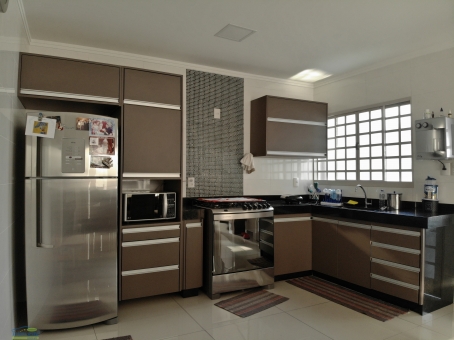 CASA NO BAIRRO CANDEIAS (PR&Oacute;XIMO AO CPN)