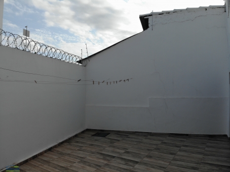 CASA NO BAIRRO CANDEIAS (PR&Oacute;XIMO AO CPN)