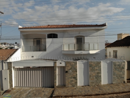 CASA NO BAIRRO CANDEIAS (PR&Oacute;XIMO AO CPN)