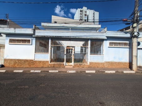 CASA NO CENTRO DE PASSOS 