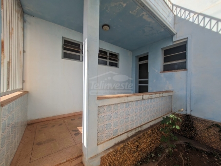 CASA NO CENTRO DE PASSOS 