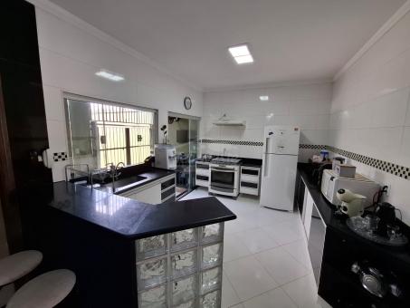 CASA NO BAIRRO JARDIM PINHEIROS