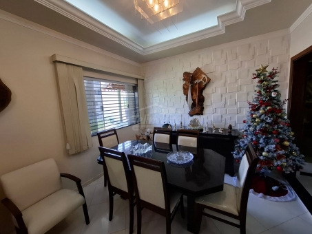 CASA NO BAIRRO JARDIM PINHEIROS