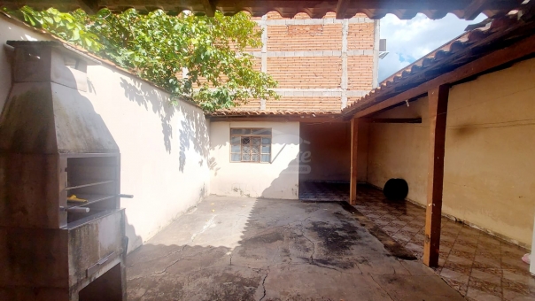 CASA NO BAIRRO CANDEIAS PROXIMO A AV DA MODA 