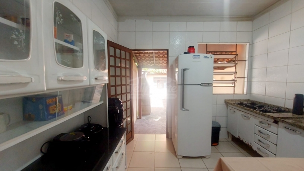 CASA NO BAIRRO CANDEIAS PROXIMO A AV DA MODA 