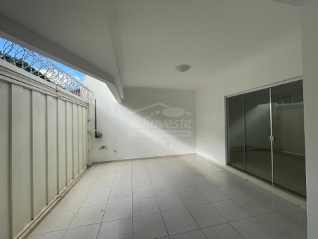 CASA NO MUARAMA AO LADO DA AVENIDA DA MODA 