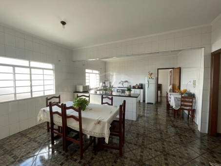 COMODO COMERCIAL E APARTAMENTO A VENDA 