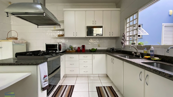 CASA + C&Oacute;MODO COMERCIAL BEM PR&Oacute;XIMO A AVENIDA DA MODA 