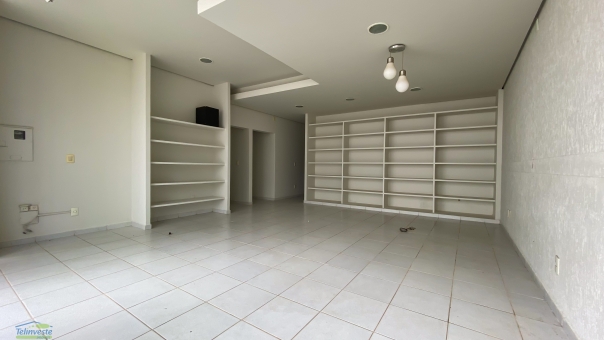 CASA + C&Oacute;MODO COMERCIAL BEM PR&Oacute;XIMO A AVENIDA DA MODA 
