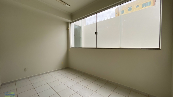 CASA + C&Oacute;MODO COMERCIAL BEM PR&Oacute;XIMO A AVENIDA DA MODA 