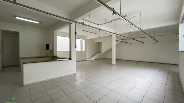 CASA + C&Oacute;MODO COMERCIAL BEM PR&Oacute;XIMO A AVENIDA DA MODA 