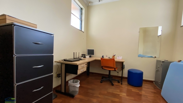 CASA + C&Oacute;MODO COMERCIAL BEM PR&Oacute;XIMO A AVENIDA DA MODA 