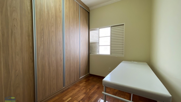 CASA + C&Oacute;MODO COMERCIAL BEM PR&Oacute;XIMO A AVENIDA DA MODA 