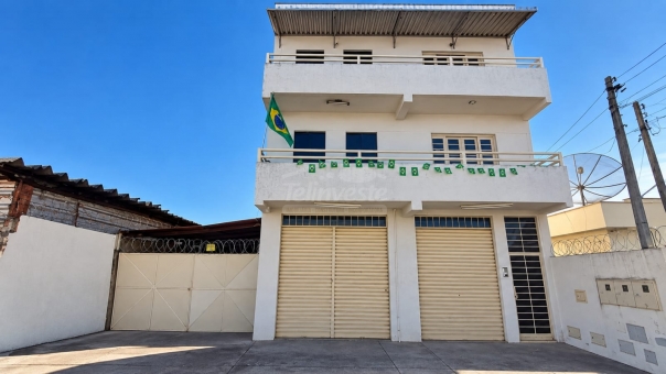 PREDIO COM 2 APARTAMENTOS  E 1 COMODO COMERCIAL
